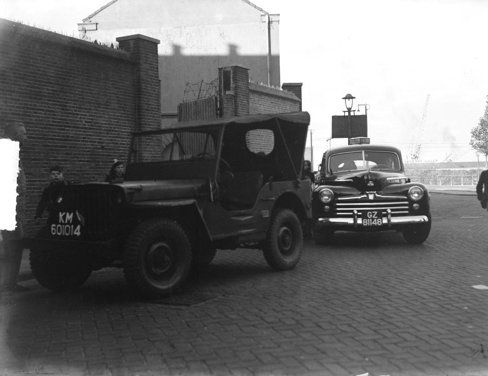 Amt Politie met radioinstallatie telefoon 88888 Hulpauto vertrekt, Bestanddeelnr 903-0425