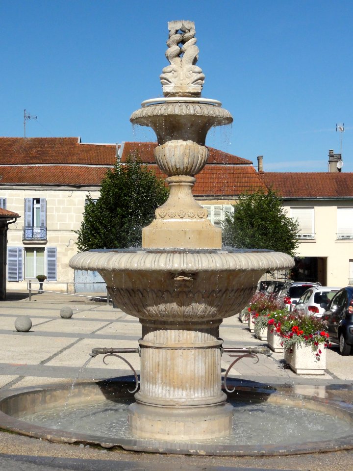 Ancerville (Meuse) fontaine, place de la Mairie