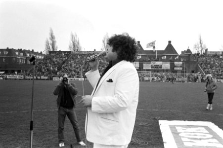 André Hazes zingt voor de wedstrijd Sparta-PSV, Bestanddeelnr 931-8194