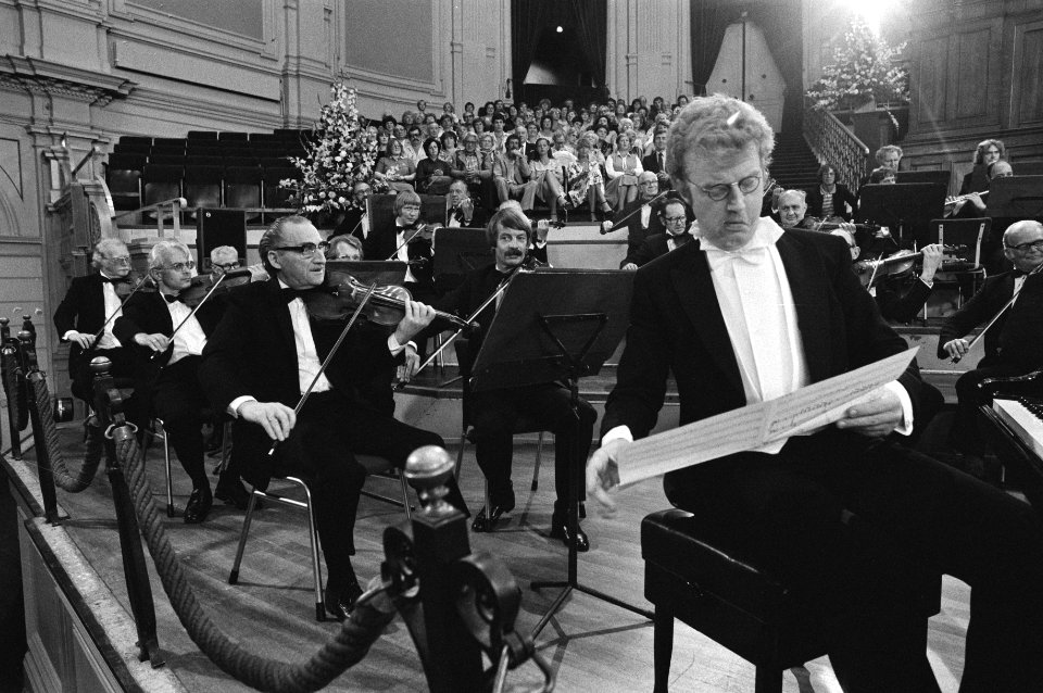 André van Duin achter de vleugel, vóór het orkest, op het podium, Bestanddeelnr 931-6319