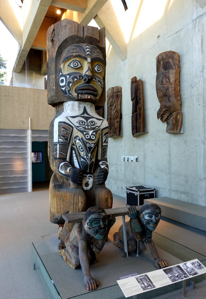 Ancestor figure with slaves, carved by Siwis (George Nelson), Quatsino, c. 1906 - Museum of Anthropology, University of British Columbia - DSC08764
