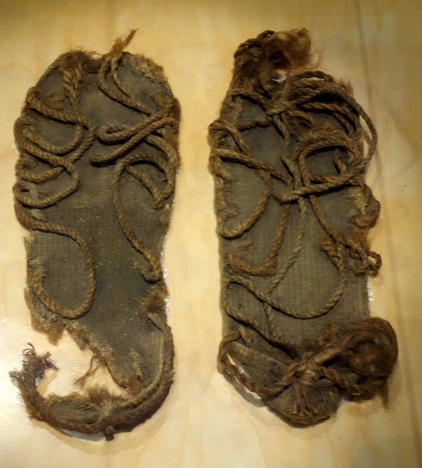Anasazi sandals, yucca, 1st century AD - Bata Shoe Museum - DSC00032