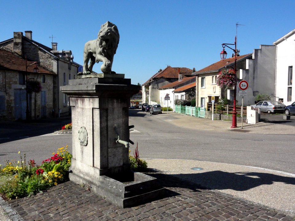 Ancerville (Meuse) fontaine avec statue lion (01)