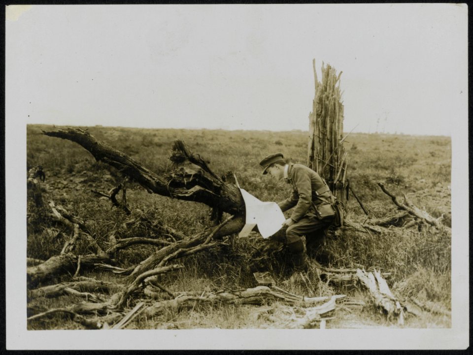 An officer finds a Boch map, Bestanddeelnr 158-0132
