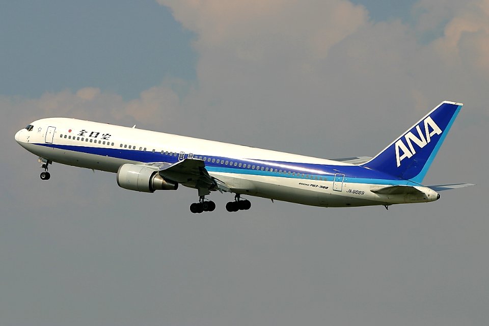 ANA-Boeing 767-381-JA8669-Fukuoka airport-20040806-153606