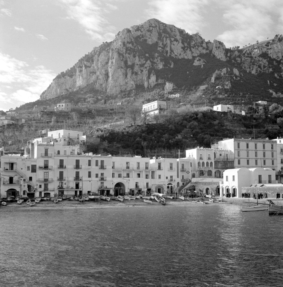 Anacapri met de daarachter liggende bergen, gezien vanaf zee, Bestanddeelnr 252-0054