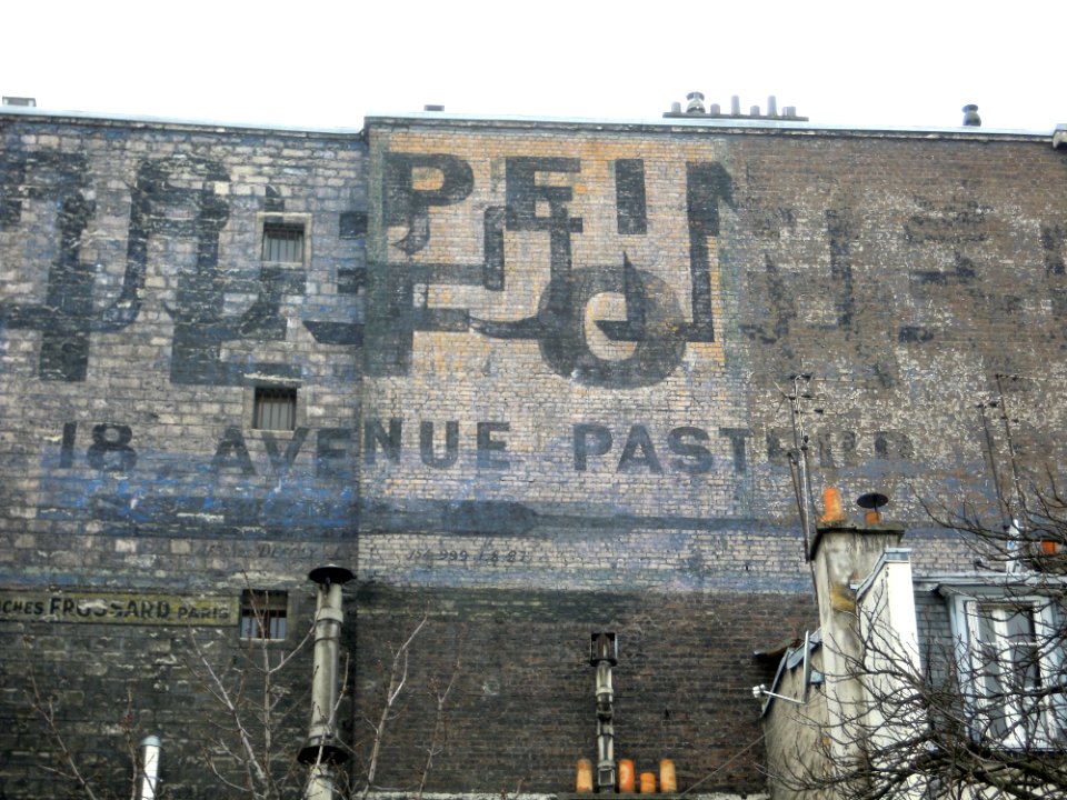 Anciennes publicités murales superposées formant un palimpseste, Avenue Pasteur, Paris