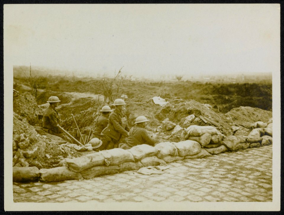 An outpost on a road in front of Ypres., Bestanddeelnr 158-1454