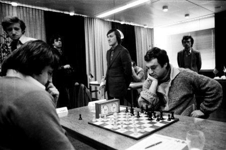 Anatoli Karpov (staand) kijkt bij Gennadi Sosonko (r), Bestanddeelnr 930-5378