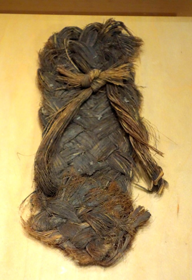 Anasazi sandal, yucca, 14th century AD - Bata Shoe Museum - DSC00024