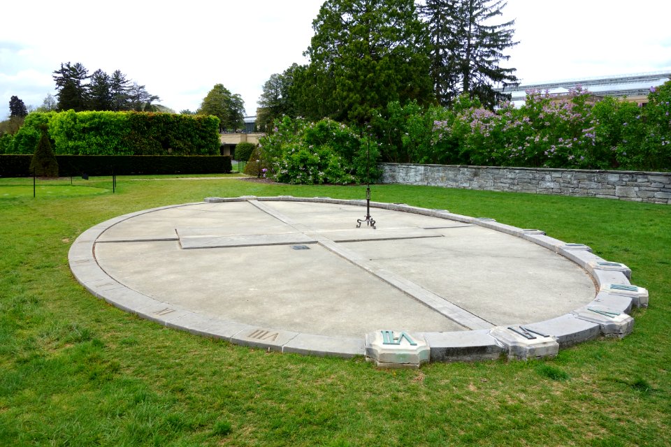 Analemmatic sundial - Longwood Gardens - DSC01018