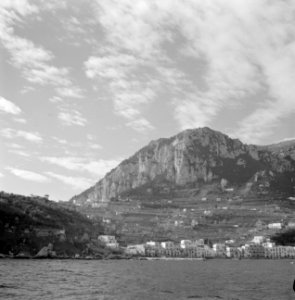 Anacapri met de daarachter liggende bergen, gezien vanaf zee, Bestanddeelnr 252-0055