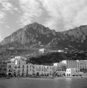 Anacapri met de daarachter liggende bergen, gezien vanaf zee, Bestanddeelnr 252-0053