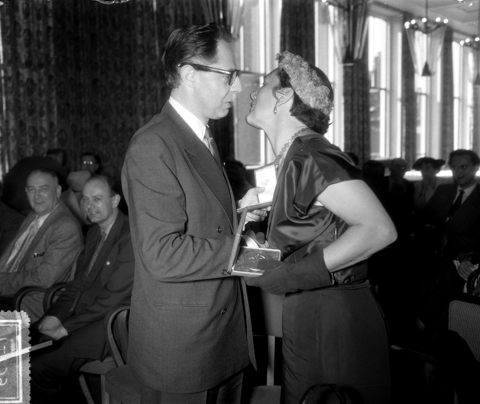 Ank van de Moer en Paul Steenbergen ontvangen gouden medailles te Deventer (best, Bestanddeelnr 907-1739