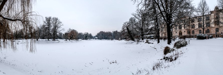 Anlagensee mit Schnee