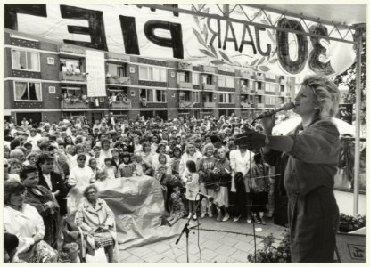 Anita Meyer treedt op t.g.v. het 30-jarig bestaan van snackbar Friet van Piet ( van Zalinge) aan de Belgiëlaan 59. NL-HlmNHA 54023590