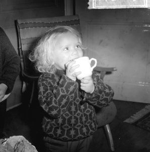 Anita van Delft (3 jaar) uit Tilburg weer thuis, gebeten door honden, Anita drin, Bestanddeelnr 917-2085
