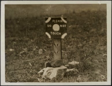 An unexploded shell that awaits the salvage officer, Bestanddeelnr 158-2466