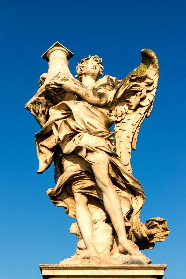 Ange à la colonne d'Antonio Raggi, pont Sant'Angelo, Rome, Italie