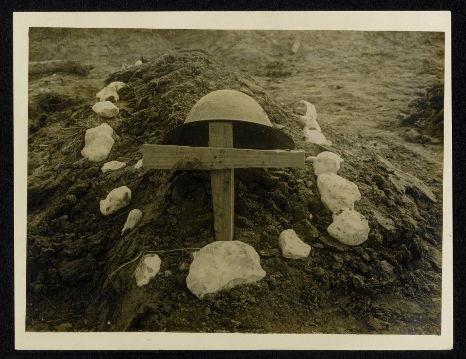 An unknown Canadian Heros grave behind the firing line - this is marked on the , Bestanddeelnr 158-1142