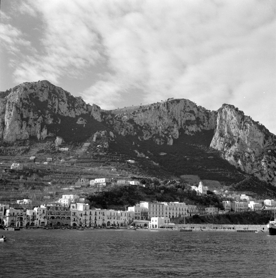 Anacapri met de daarachter liggende bergen, gezien vanaf zee, Bestanddeelnr 252-0052