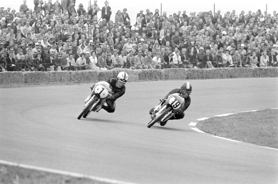 Angel Nieto (l) en Jan de Vries (r) op 50cc in actie, Bestanddeelnr 924-6799