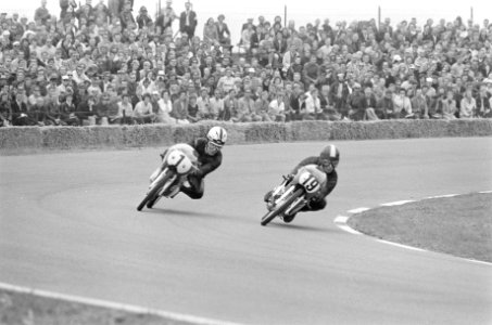 Angel Nieto (l) en Jan de Vries (r) op 50cc in actie, Bestanddeelnr 924-6799