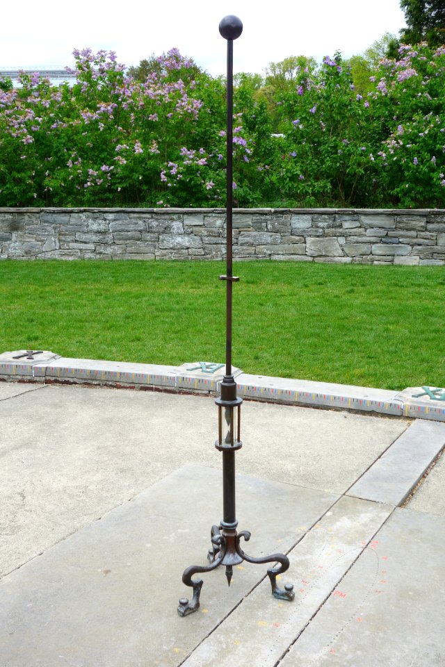 Analemmatic sundial - Longwood Gardens - DSC01022