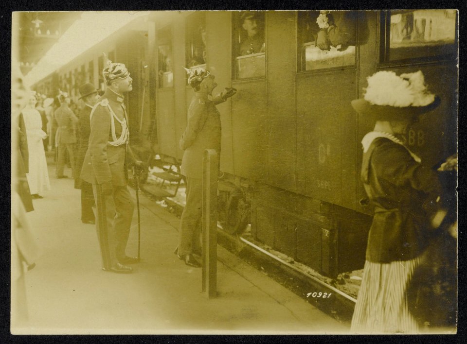 Ankunft der Austauschgefangenen in Konstanz. Der Grossherzog von Baden im Gesprä, Bestanddeelnr 158-0623
