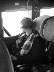 Anita in de cabine van het KLM passagiersvliegtuig de Fokker F-XII 'Leeuwerik r, Bestanddeelnr 190-1135