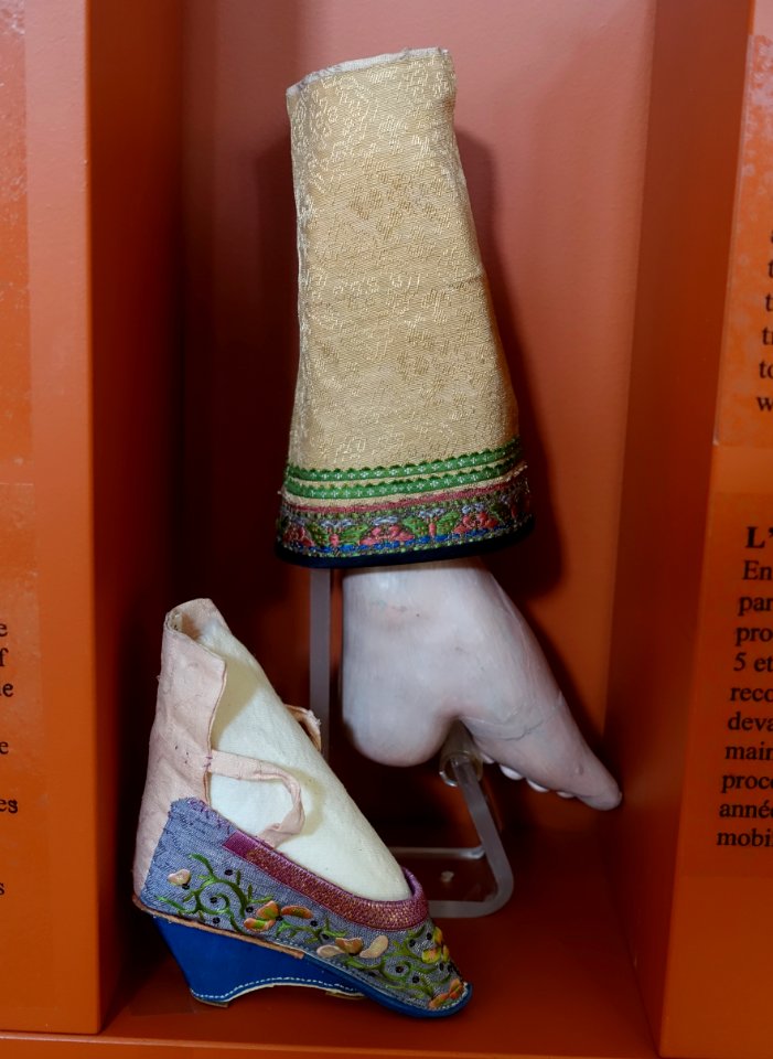 Anklet, shoe in Cantonese style, and cast of a foot, China, late 19th to early 20th century, silk, cotton, commercial ribbon, plaster - Redpath Museum - McGill University - Montreal, Canada - DSC08205