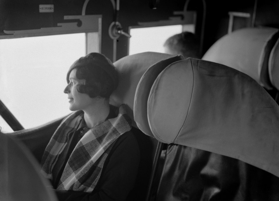 Anita in de cabine van het KLM passagiersvliegtuig de Fokker F-XII 'Leeuwerik' m, Bestanddeelnr 190-1120