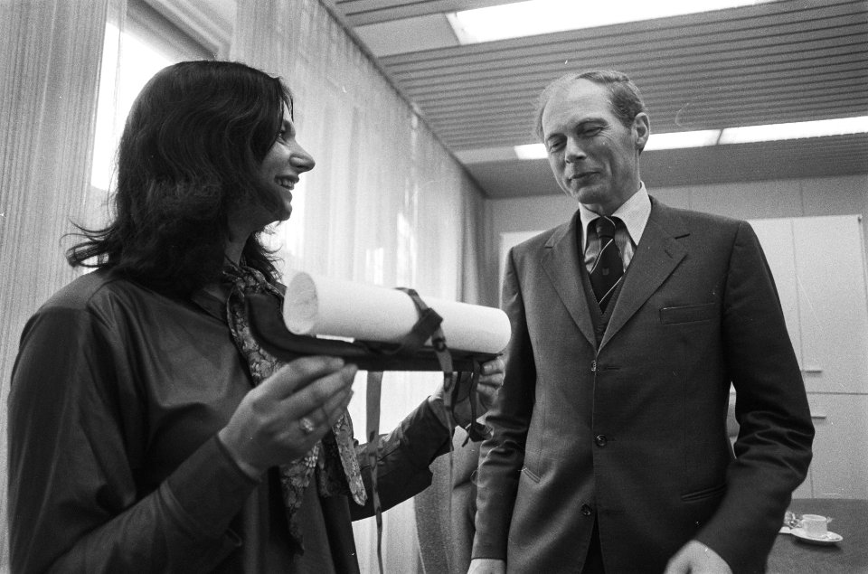Annie Jongedijk, voorzitter stadsvernieuwings cooperatie Leeuwarden biedt minist, Bestanddeelnr 930-1422