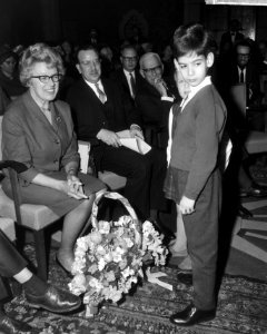 Annie M. G. Schmidt de staatsprijs kinderboek ontvangen uit handen van Staatss, Bestanddeelnr 917-5736
