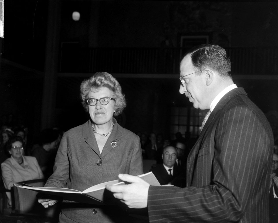 Annie M. G. Schmidt de staatsprijs kinderboek ontvange uit handen van Staatsse, Bestanddeelnr 917-5735