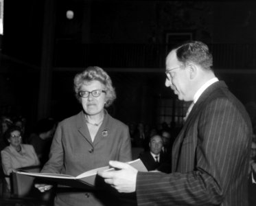 Annie M. G. Schmidt de staatsprijs kinderboek ontvange uit handen van Staatsse, Bestanddeelnr 917-5735
