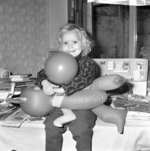 Anita van Delft (3 jaar) uit Tilburg weer thuis, gebeten door honden, Bestanddeelnr 917-2087
