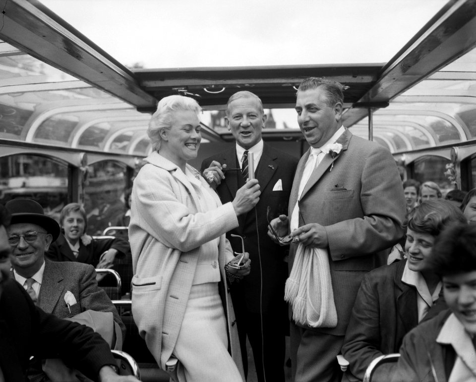 Annie de Reuver, Maup Caransa en Max van Praag tijdens een rondvaart door de gra, Bestanddeelnr 909-6299