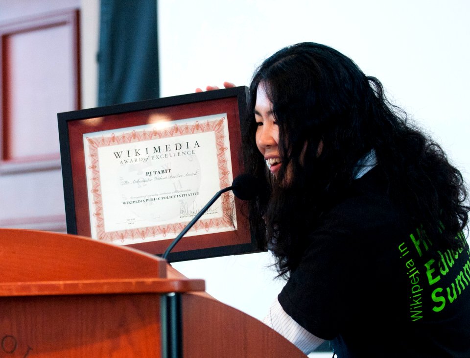 Annie Lin giving award to PJ Tabit