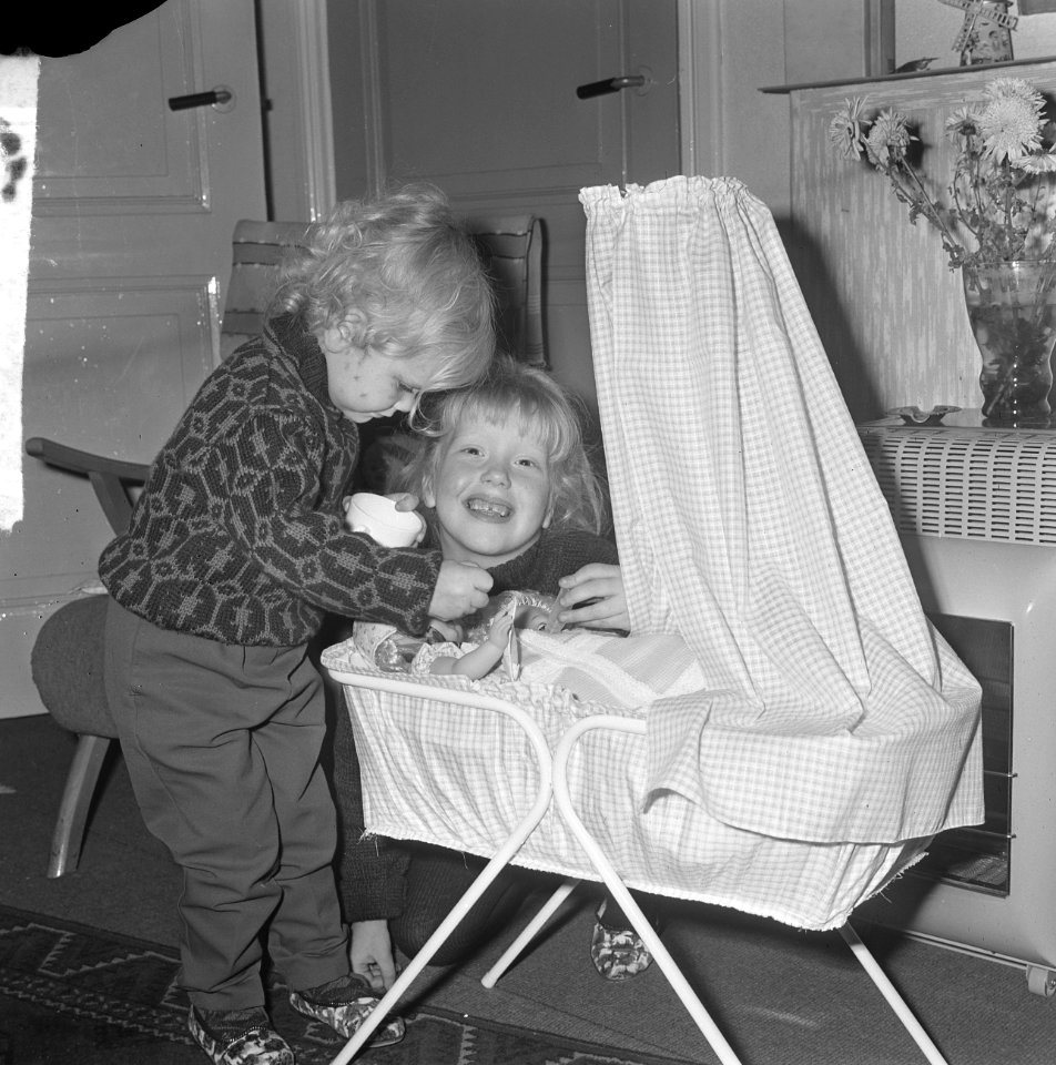 Anita van Delft (3 jaar) uit Tilburg weer thuis, gebeten door honden, Bestanddeelnr 917-2086