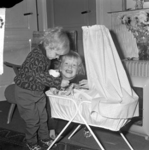 Anita van Delft (3 jaar) uit Tilburg weer thuis, gebeten door honden, Bestanddeelnr 917-2086