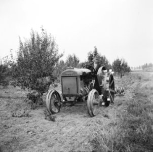 Annexatie Boer op tractor bewerkt land, Bestanddeelnr 900-6315 photo