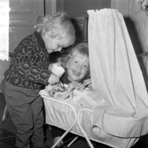 Anita van Delft (3 jaar) uit Tilburg weer thuis, gebeten door honden, Anita (lin, Bestanddeelnr 917-2082