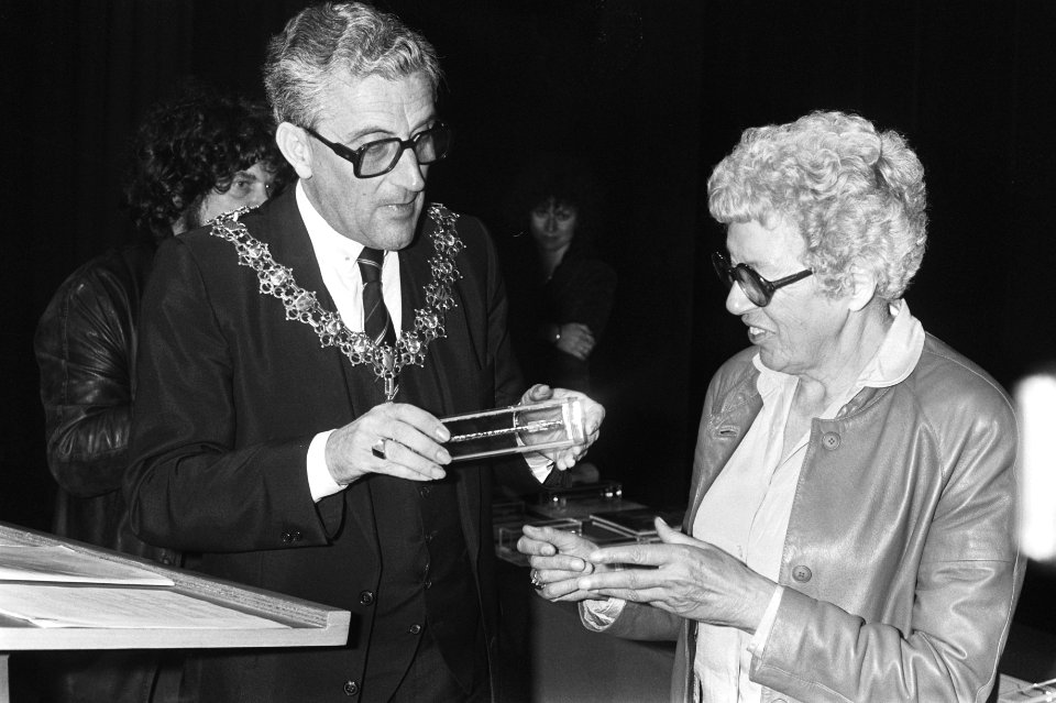 Annie M.G. Schmidt ontvangt de Gouden Griffel van burgemeester C.M.L. Roozemond, Bestanddeelnr 931-7268