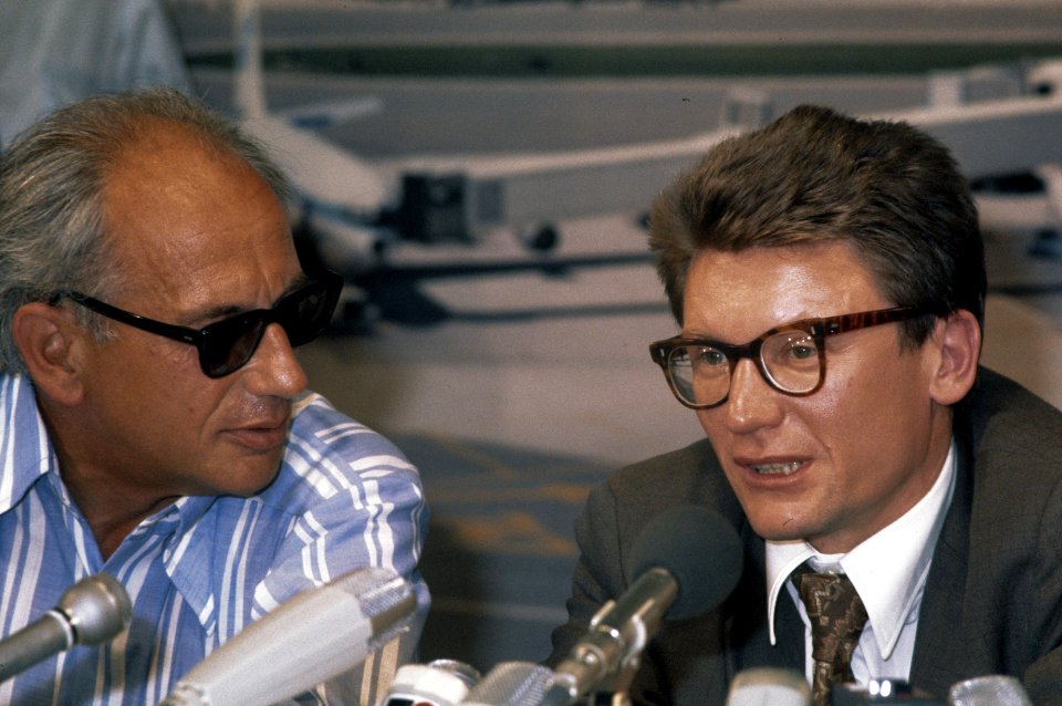 Andre Amalrik en echtgenote Gjoezel op Schiphol Amalrik (echts) tijdens persco…, Bestanddeelnr 254-9850