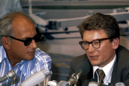 Andre Amalrik en echtgenote Gjoezel op Schiphol Amalrik (echts) tijdens persco…, Bestanddeelnr 254-9850