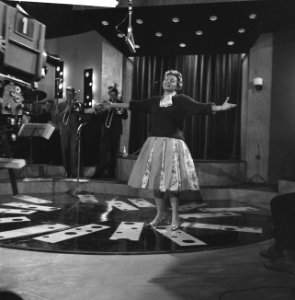 Annie Cordy repeteert in Cinetone studio . Tijdens de repetitie, Bestanddeelnr 913-0767
