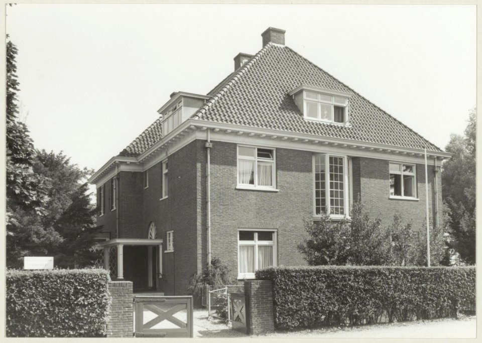 Anna van Burenlaan 60. Medisch kinderdagverblijf Margriet, ziende naar het oosten. NL-HlmNHA 54005670