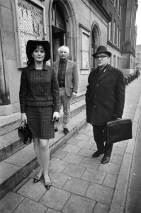 Anke Brokstra en mr. J.A.J. Bottenheim (rechts) voor gerechtsgebouw Amsterdam, n, Bestanddeelnr 921-9110