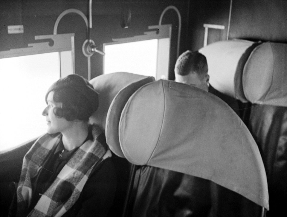 Anita in de cabine van het KLM passagiersvliegtuig de Fokker F-XII 'Leeuwerik r, Bestanddeelnr 190-1134
